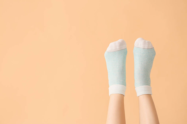 Pernas de mulher jovem em meias em fundo de cor - Foto, Imagem
