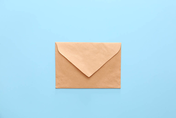 Паперовий конверт на кольоровому фоні
 - Фото, зображення