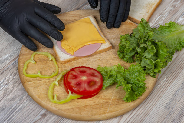 Процес приготування бутербродів. різноманітність начинки та інгредієнтів.
 - Фото, зображення