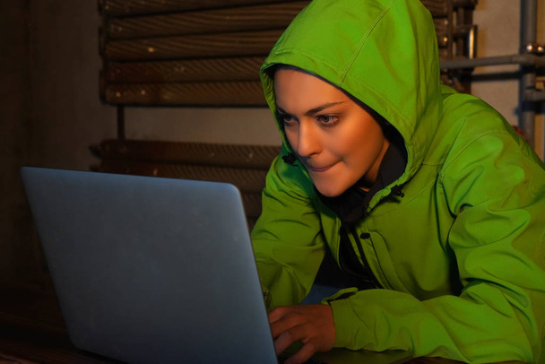 Young Female Hacker  - Foto, afbeelding