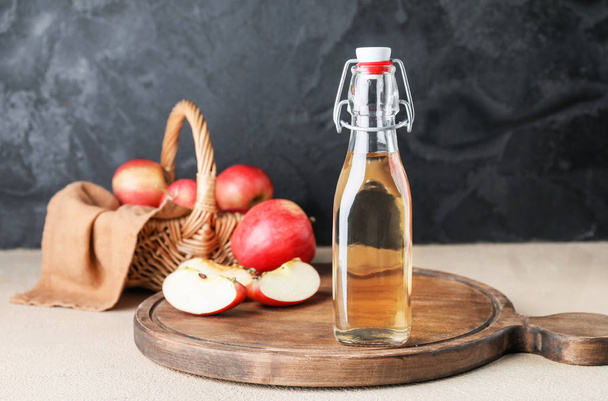 Butelka octu jabłkowego na stole - Zdjęcie, obraz