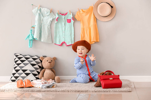 Roztomilé miminko se stylovým oblečením a doplňky doma - Fotografie, Obrázek
