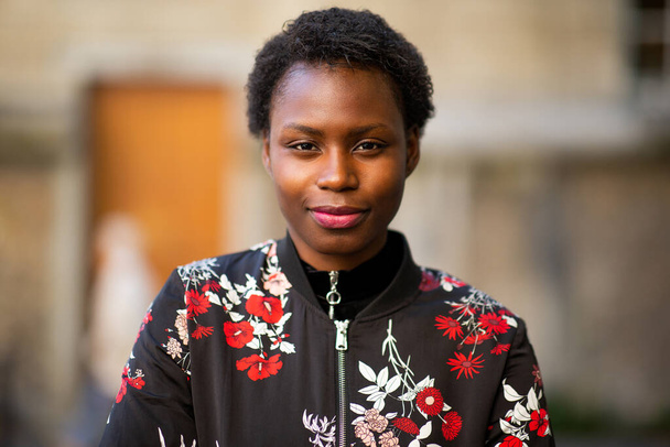 Lähikuva edessä muotokuva kaunis nuori afrikkalainen nainen
  - Valokuva, kuva