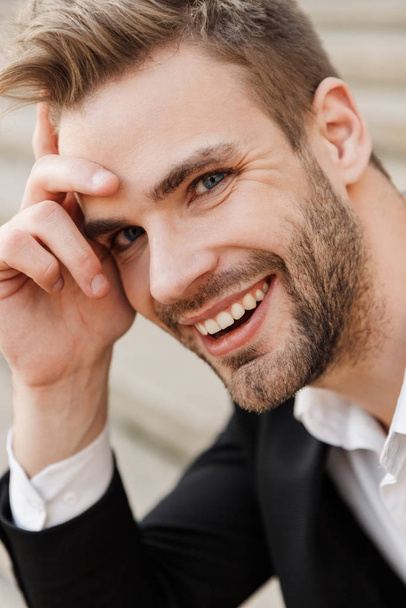 Close up of a handsome smiling young businessman - Foto, Bild