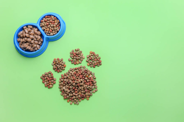 Bowls with pet food on color background - Fotografie, Obrázek