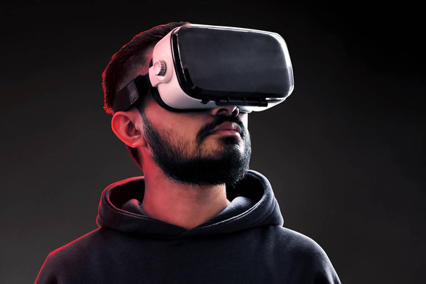 Man wearing virtual reality headset - Foto, afbeelding
