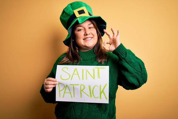 Además de la mujer de tamaño vistiendo sombrero verde celebrando el día de San Patricio sosteniendo la bandera del día de San Patricio haciendo signo de ok con los dedos, excelente símbolo
 - Foto, imagen