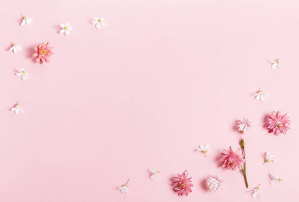 Εορταστική σύνθεση λουλουδιών. Σκελετός από ροζ και μωβ μικρά λουλούδια σε ροζ φόντο. - Φωτογραφία, εικόνα