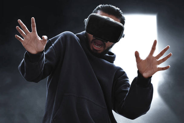 Man wearing virtual reality headset - Foto, immagini