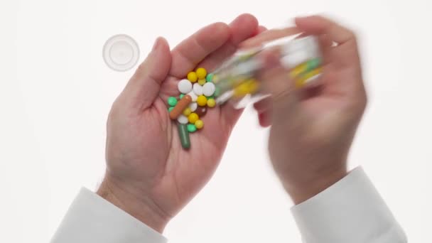 Mann Hand mit Pillen, Tabletten, Vitaminen, Medikamenten, Kapseln isoliert auf weißem Hintergrund. Weißes Hemd, Business-Stil. Gesundheitskonzept. Pharmaindustrie. Apotheke. - Filmmaterial, Video