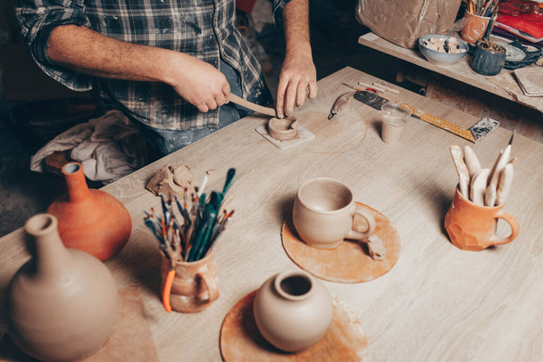 Proceso de creación de una taza de arcilla en taller de cerámica
 - Foto, Imagen