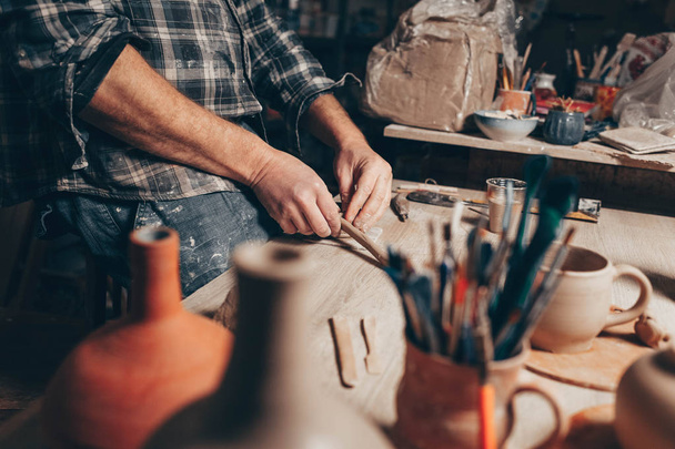 Processus de création d'une tasse d'argile en atelier de poterie
 - Photo, image
