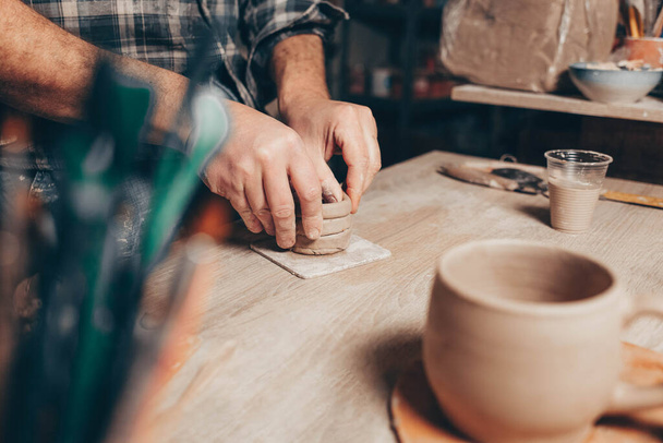 Proces tworzenia glinianej filiżanki w warsztacie garncarskim - Zdjęcie, obraz