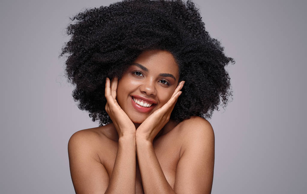 Mujer negra encantada con la piel limpia
 - Foto, imagen