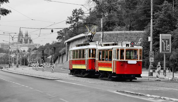 Retro tramwaj na nowoczesnych ulicach miasta - Zdjęcie, obraz