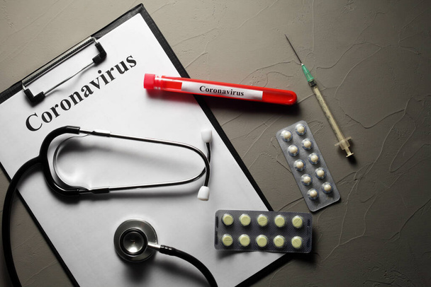 Coronavirus konsepti. Test tüpü kan, haplar, tıbbi stendoskop. - Fotoğraf, Görsel