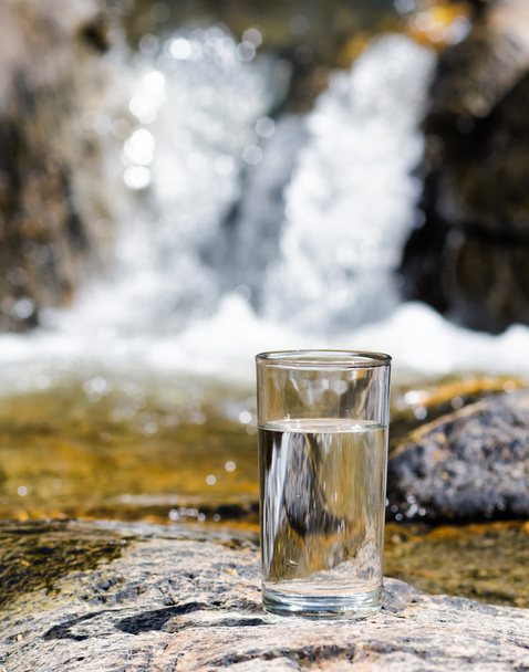 ποτήρι νερό από τον καταρράκτη - Φωτογραφία, εικόνα