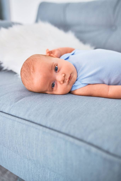 Rozkošné děťátko leží doma na gauči. Novorozenci relaxační a klidový komfort - Fotografie, Obrázek