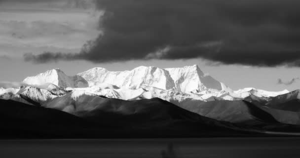 4k enorme wolken massa kantelen van meer namtso & sneeuw berg, tibet mansarovar. - Video