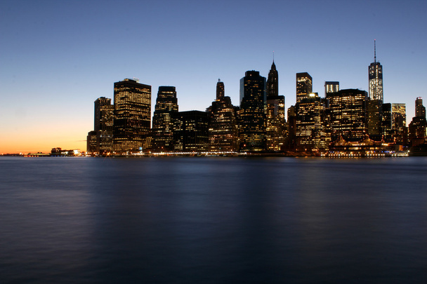 Zmierzch jak słońce zachodzi nad dolnym Manhattanie. znany new york l - Zdjęcie, obraz