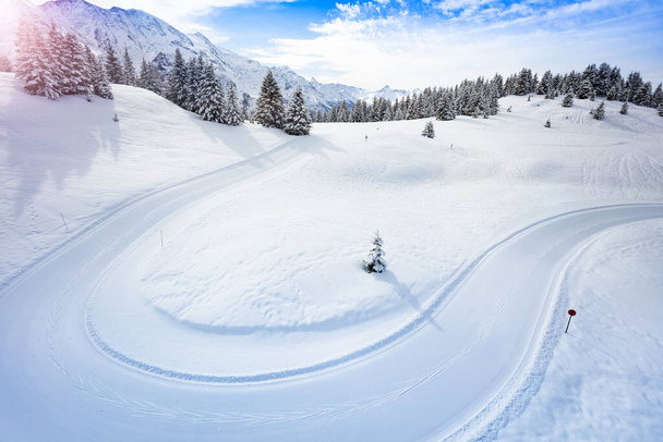 Cross-country ski piste path in the mountain view - Zdjęcie, obraz