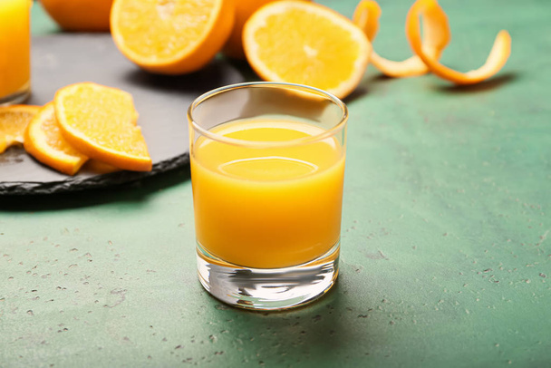 Склянка свіжого апельсинового соку на кольоровому фоні
 - Фото, зображення