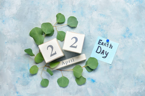 Calendrier avec la date du Jour de la Terre et les plantes sur fond de couleur
 - Photo, image