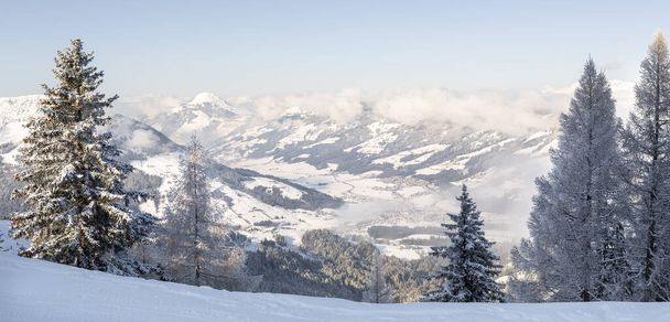 Winter Valley View of Kirchberg in Tirol - Foto, Imagen