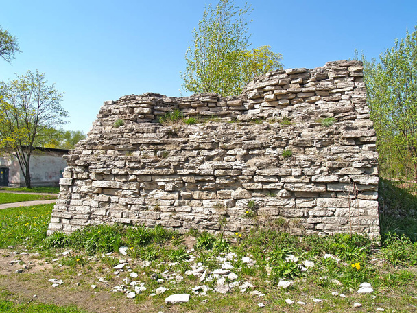 Ruins of the fortress wall by spring day. Pskov - Foto, imagen