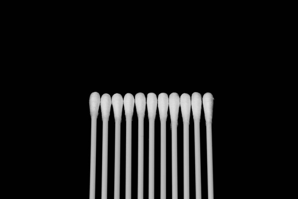 bastoni di cotone isolati sullo sfondo nero
 - Foto, immagini