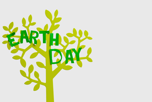 Фігура дерева з текстом EARTH DAY на світлому фоні
 - Фото, зображення