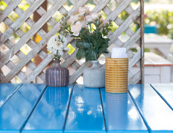 Primer plano de la mesa de comedor azul en el patio de comidas - Foto, imagen