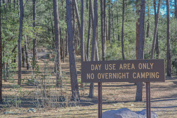 A Sign for, Zone d'utilisation diurne seulement, Pas de camping de nuit à Tonto National Forest, Gila County, Arizona USA
 - Photo, image