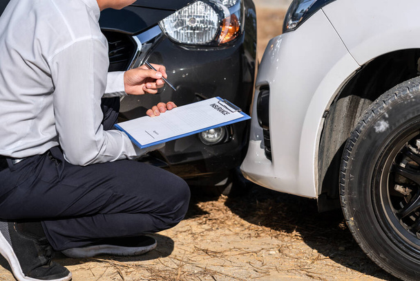 Страховий агент Оцінка перевірок пошкодженого автомобіля та підписання
 - Фото, зображення