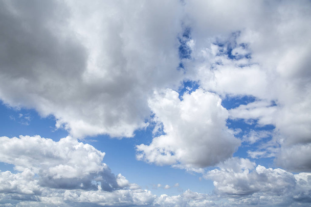 cielo azul con fondo de nubes - Foto, Imagen