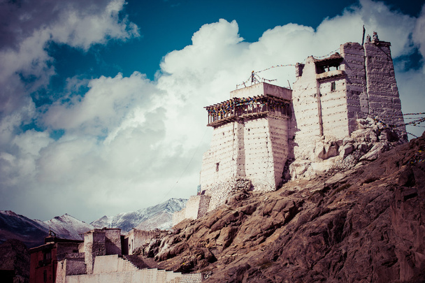 Namgyal Tsemo Gompa, monasterio budista en Leh al atardecer con cielo dramático. Ladakh, India
. - Foto, Imagen