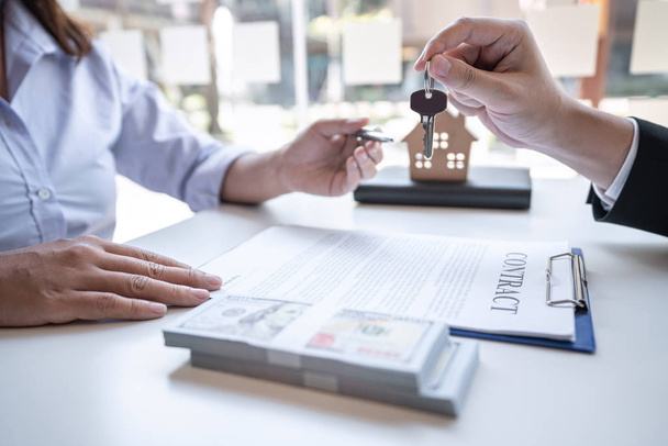Agente de bienes raíces están presentando préstamo hipotecario y dando casa, llave
 - Foto, Imagen