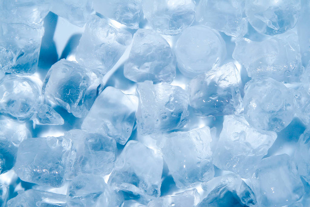 вид сверху на кубики льда с голубой текстурой
 - Фото, изображение
