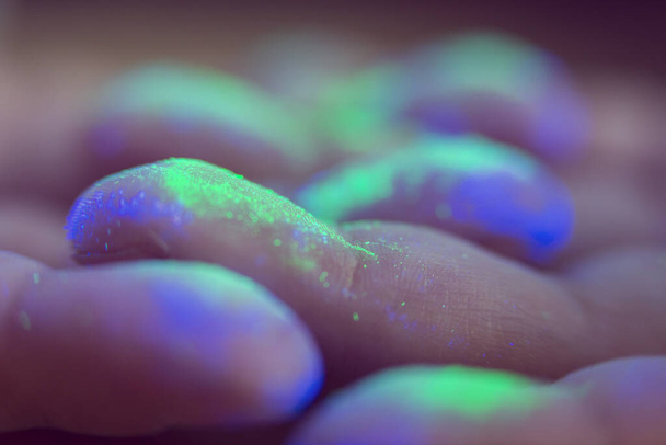 абстрактні фонові пальці з флуоресцентними кольорами пігментів
 - Фото, зображення