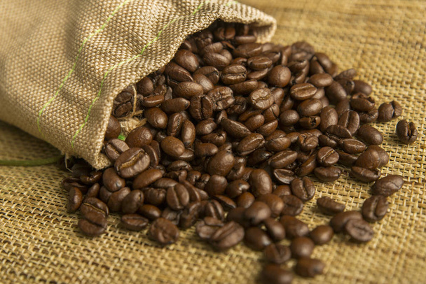 Крупним планом кавові зерна, якісний продукт і аромат
 - Фото, зображення