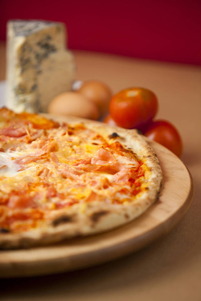 χειροποίητη πίτσα σε ξυλόφουρνο γκουρμέ εστιατόριο - Φωτογραφία, εικόνα
