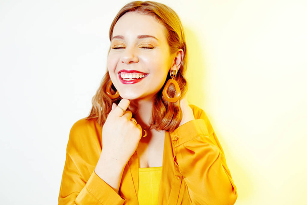 Sarı elbiseli güzel bir kız gülümseyip gülüyor. Bir kız...  - Fotoğraf, Görsel
