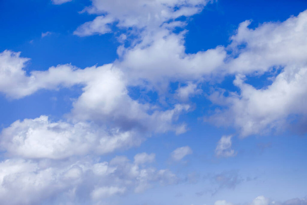 modrá obloha s mraky tapety pozadí - Fotografie, Obrázek