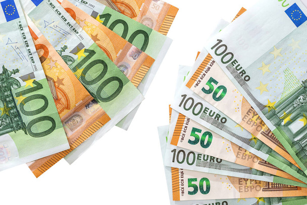 50 en 100 euro zijn geïsoleerd op een witte achtergrond - Foto, afbeelding