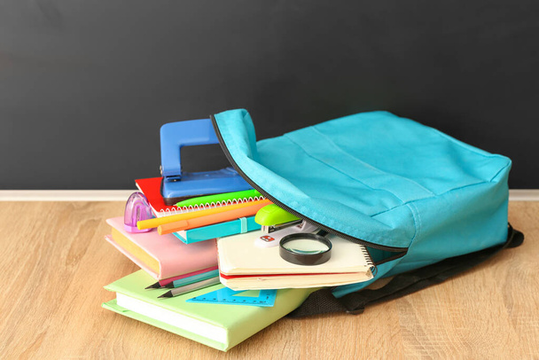 Σχολική τσάντα με επιστολόχαρτα στο τραπέζι στην τάξη - Φωτογραφία, εικόνα