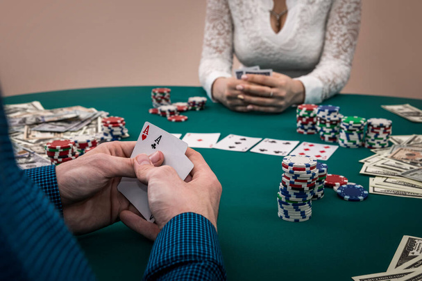 Τυχερά παιχνίδια, παίκτες πόκερ πρόσωπο με πρόσωπο - Φωτογραφία, εικόνα