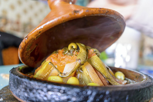 Herkullinen tajine tarjoillaan marokkolaisessa ravintolassa
 - Valokuva, kuva