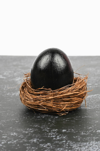 Páscoa Negra. Deitado. Páscoa Negra. três ovos pretos
 - Foto, Imagem
