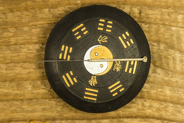 acupuncture needle on Chinese Taoism symbol - Foto, afbeelding