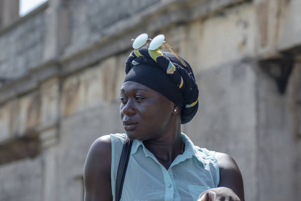África Mujer de Ghana está viajando por la costa y se encuentra en un lugar en Takoradi y el sitio en ruinas después de los edificios coloniales ingleses y la zona. Un lugar que puede ser difícil de fotografiar
. - Foto, Imagen